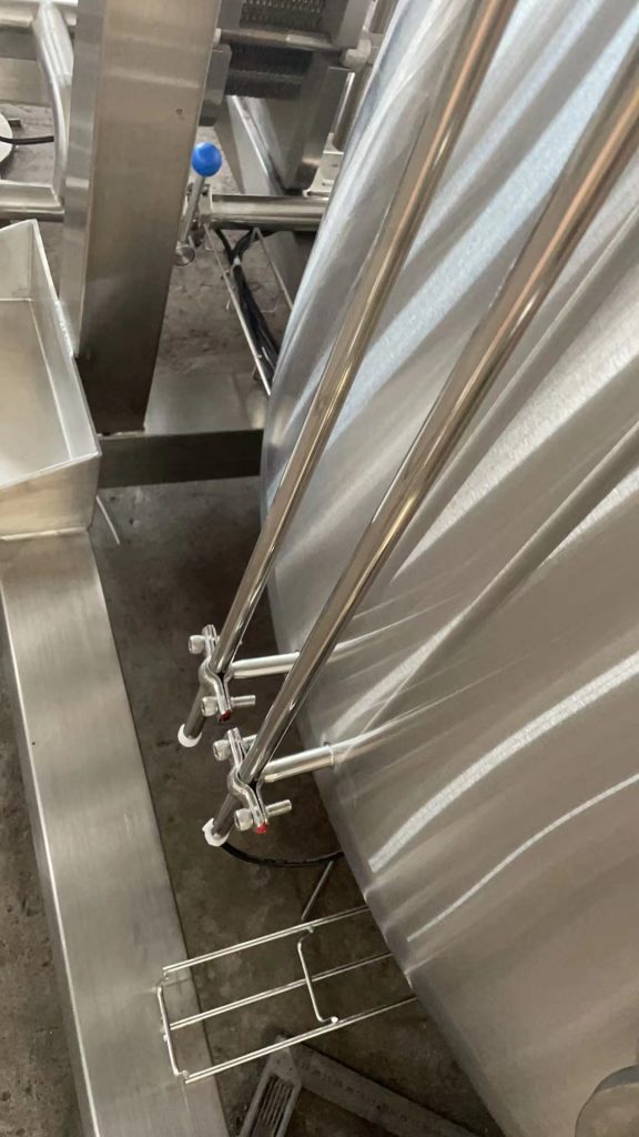 食品厂电气安全升级:不锈钢电缆桥架的选型与合规应用指南